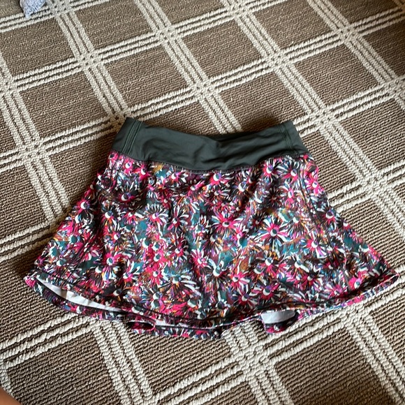 lululemon athletica Dresses & Skirts - Lululemon High Rise Pace Rival Skirt in Floral Electric Multi: Size 2